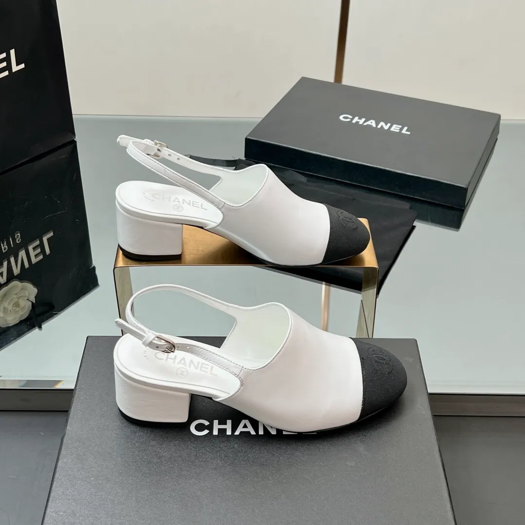 👟👟Ex-factory price 580👟👟 Top quality! Chanel Xiaoxiang 25C early spring new product, thick-heeled cap-toe sandals and back-strap single shoes. Grandma Xiang’s always elegant and ladylike temperament, full of high-end sense, very nice on the feet ~ French style, really beautiful to the top of my heart! An elegant and romantic fairy should be like this! The minimalist color scheme is deeply rooted in people's hearts~ It goes well with either skirts or casual wear! Whether worn barefoot or paired with skirts or trousers, it is very versatile! Incomparably beautiful! Special fairy ✔ Check out the details of my house and take real photos. Fabric: Sheepskin ➕ Grosgrain. Inner pads: all silk sheepskin. Outsole: cowhide outsole imported from Italy. Heel height: 4.5cm. Size: 35-39 (40/41 customized). Comes with counter 🇮🇹 authentic packaging.